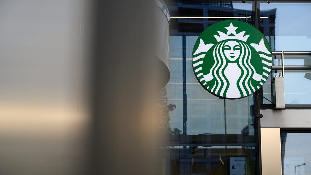 CEO Starbucks menggandakan cuti orang tua di tengah upaya perubahan haluan