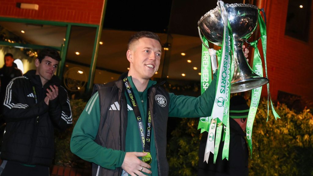 Celtic parade trofi Piala Liga setelah menang atas Rangers!