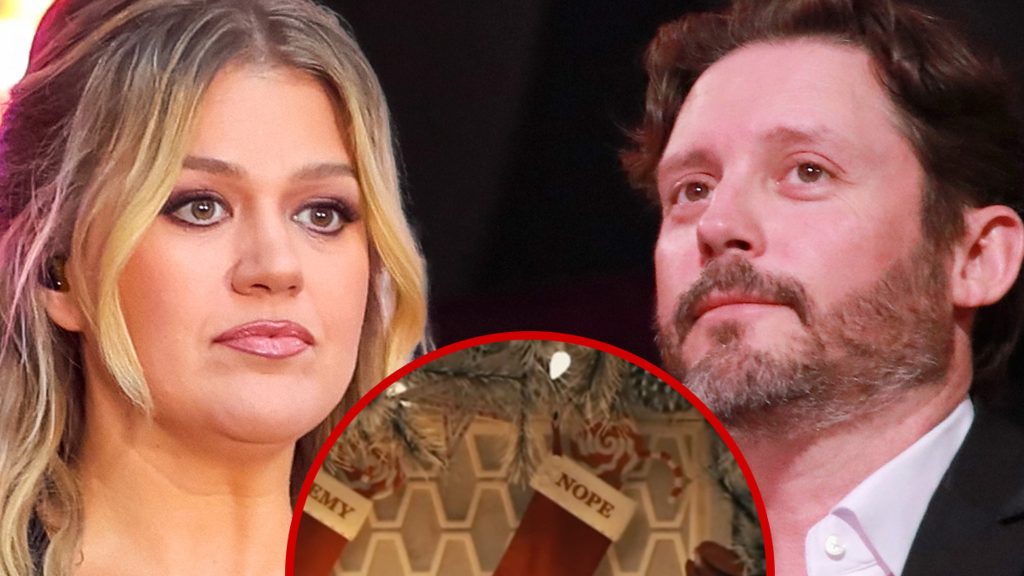 Kelly Clarkson Menaungi Mantan Suaminya Brandon Blackstock dalam Video Natal