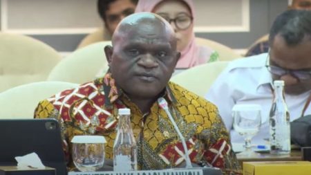 Menteri Natalius Pigai mencari pengakuan hukum untuk semua agama di Indonesia