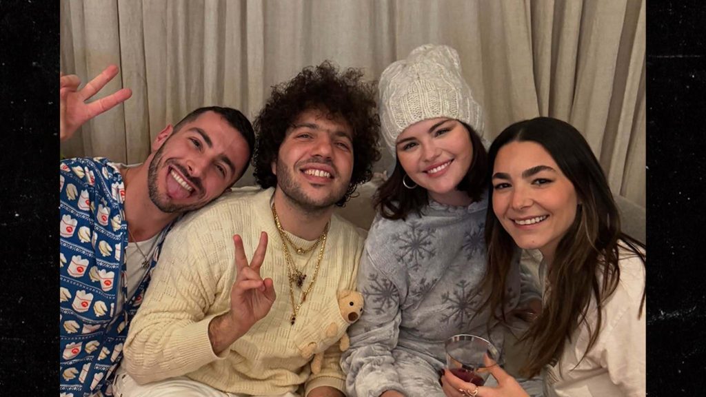 Selena Gomez & Tunangan Benny Blanco Berdering di Hanukkah Bersama di NYC