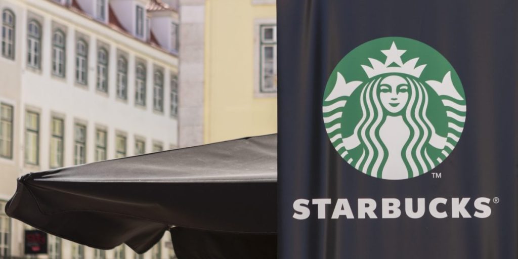 CEO Starbucks memberikan $ 96 juta dalam beberapa bulan pertama dalam pekerjaan