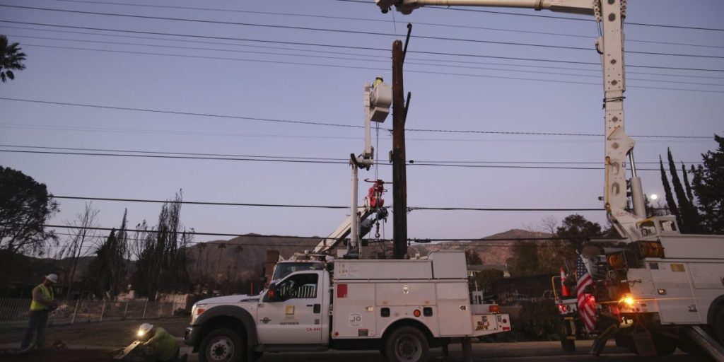 Gugatan baru menuduh peralatan Edison memicu salah satu kebakaran hutan mematikan di Los Angeles yang menghancurkan lebih dari 7.000 rumah