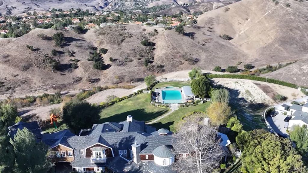 Jessica Simpson Mendaftar Rumah di Area Los Angeles Di Tengah Keterpisahan, Kebakaran Hutan