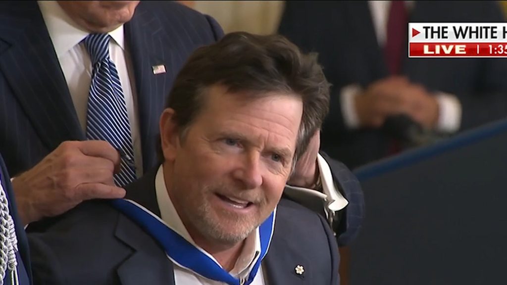 Michael J. Fox Dianugerahi Presidential Medal of Freedom dalam Upacara Emosional