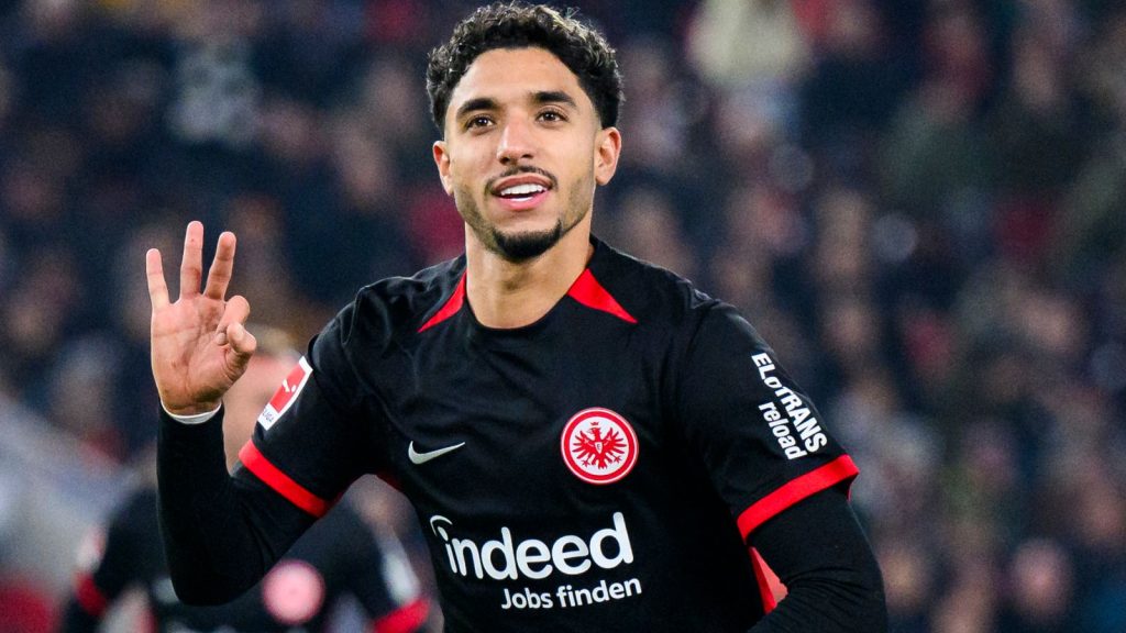 Omar Marmoush: Manchester City menyetujui kesepakatan untuk menandatangani kontrak dari Eintracht Frankfurt | Berita Sepak Bola