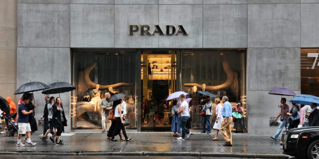 Prada mempekerjakan Citi untuk mengevaluasi pembelian Versace, lapor Sole