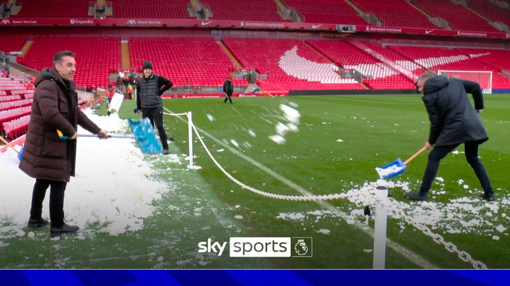 Sabotase!?!? Nev menyekop salju ke lapangan Anfield dan Carra menyingkirkannya!