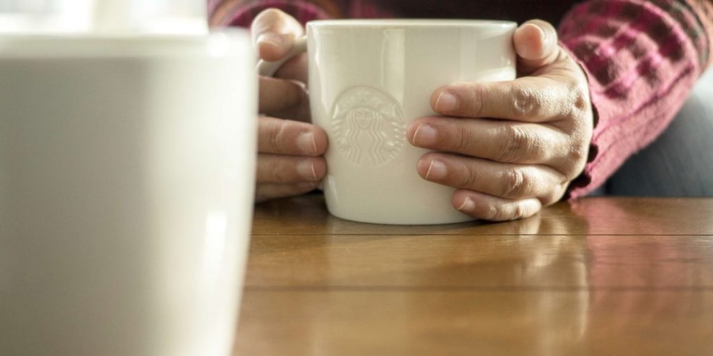 Starbucks adalah perbankan di ‘pelukan mug’ untuk membuat pelanggan berkeliaran lebih lama