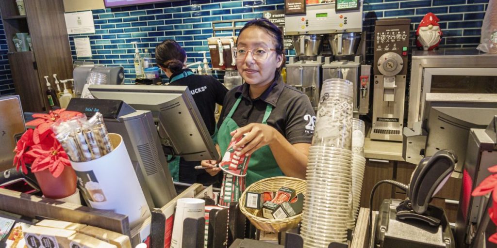 Starbucks menginstruksikan pekerja dalam de-eskalasi sehingga mereka dapat dengan damai memesan kamar mandi hanya untuk pelanggan pembayaran