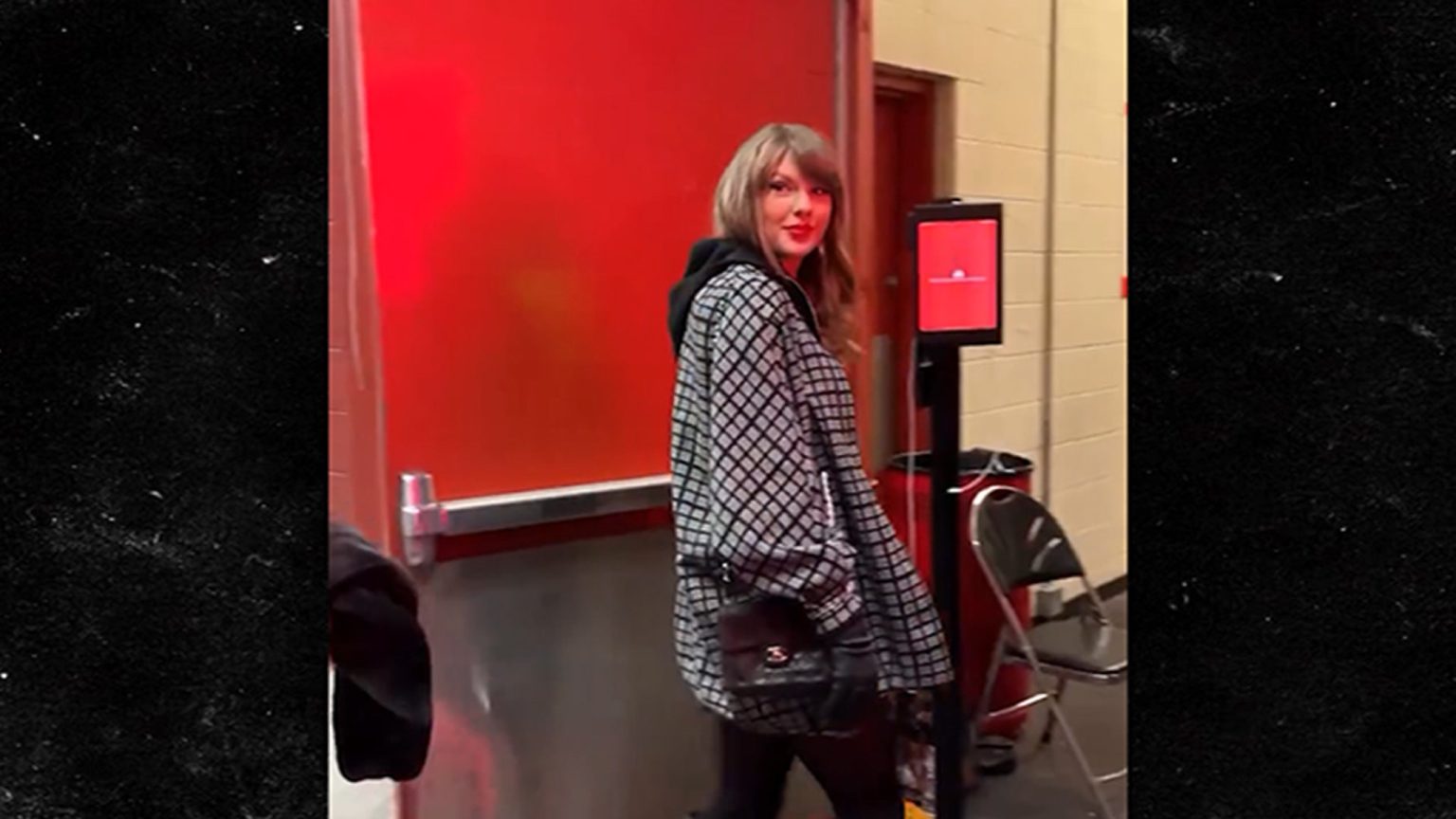 Taylor Swift Berani Menghadapi Dingin Saat Tiba di Pertandingan Playoff Chiefs