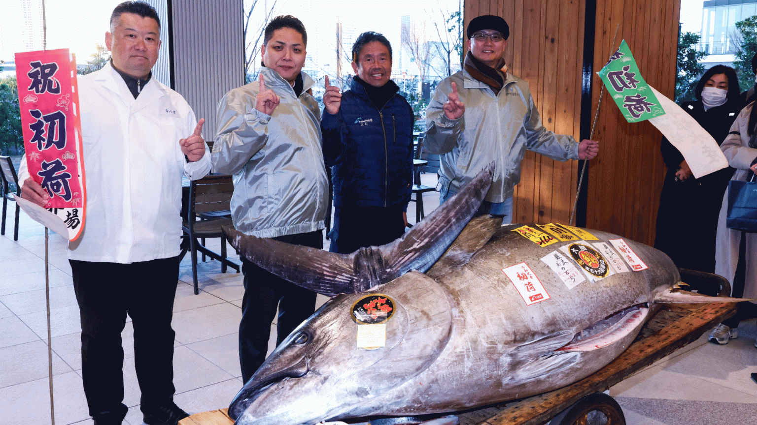 Tuna berukuran besar berharga ,3 juta di lelang Jepang