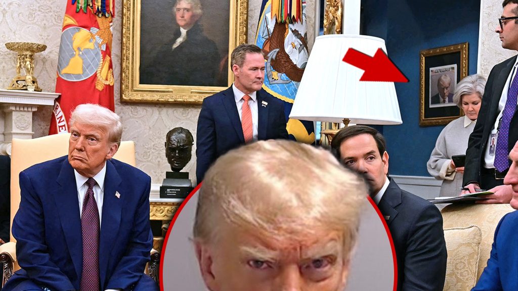 Donald Trump menggantung tembakan mugnya di luar kantor oval