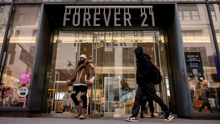 Forever 21 penutupan toko dipercepat oleh persaingan dari Shein dan Temu