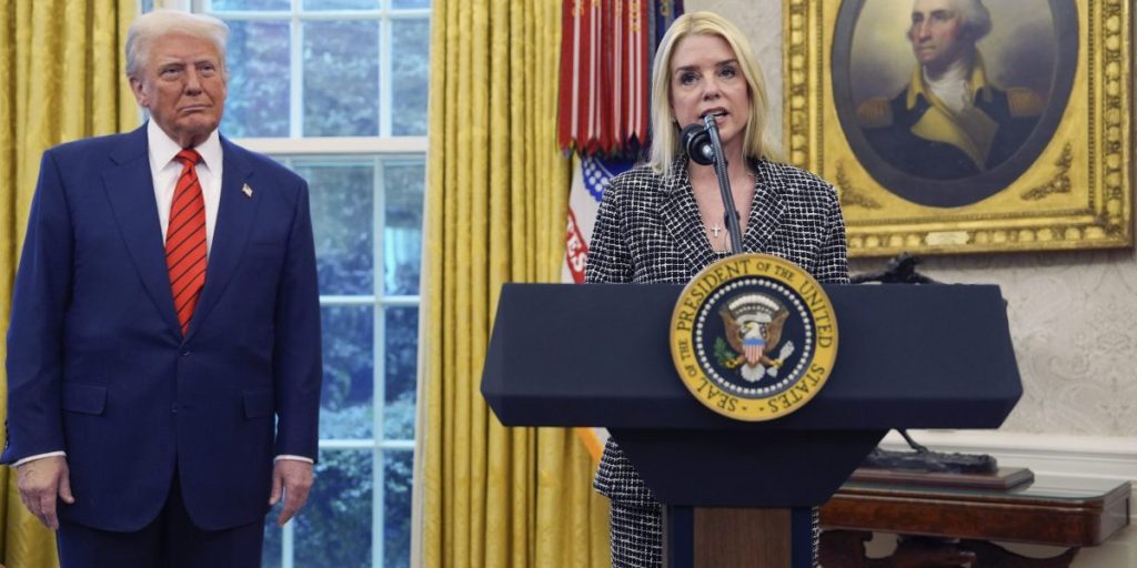 Jaksa Agung Baru Pam Bondi Menyerukan Penciptaan ‘Kelompok Kerja Senjata’ untuk Meninjau Kasus Trump Jack Smith