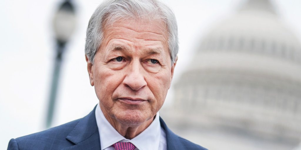 Karyawan JPMorgan yang menanyai mandat RTO Jamie Dimon mengatakan dia dipecat – lalu mengatakan bahwa dia bisa tinggal – setelah balai kota tester