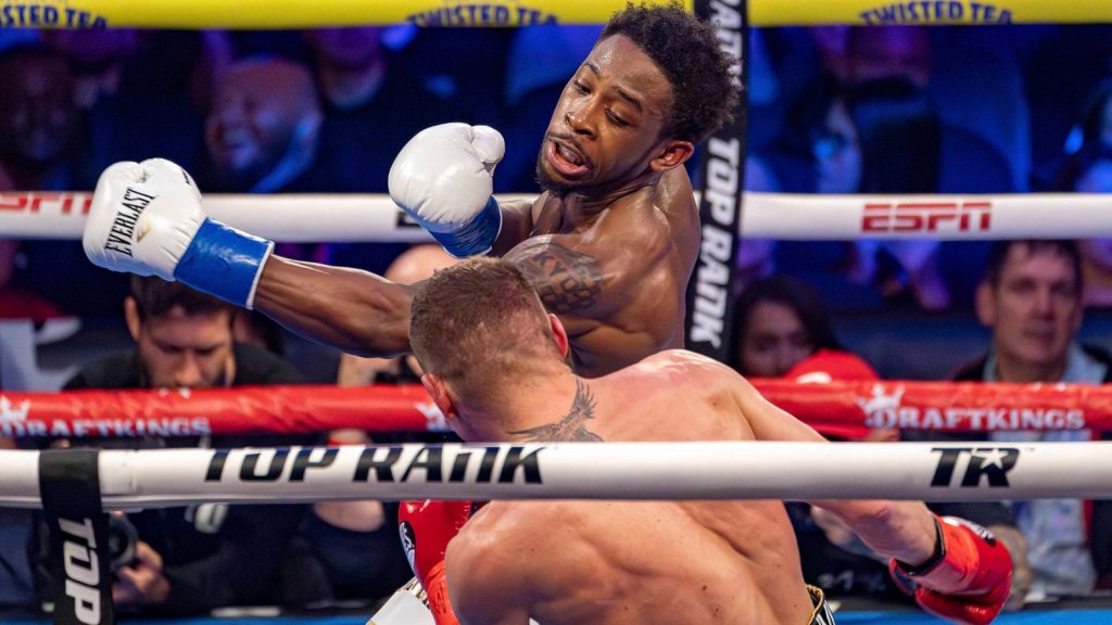 Keyshawn Davis Menghentikan Denyys Berinchyk dengan body brutal untuk menjadi WBO Light World Champion | Berita tinju