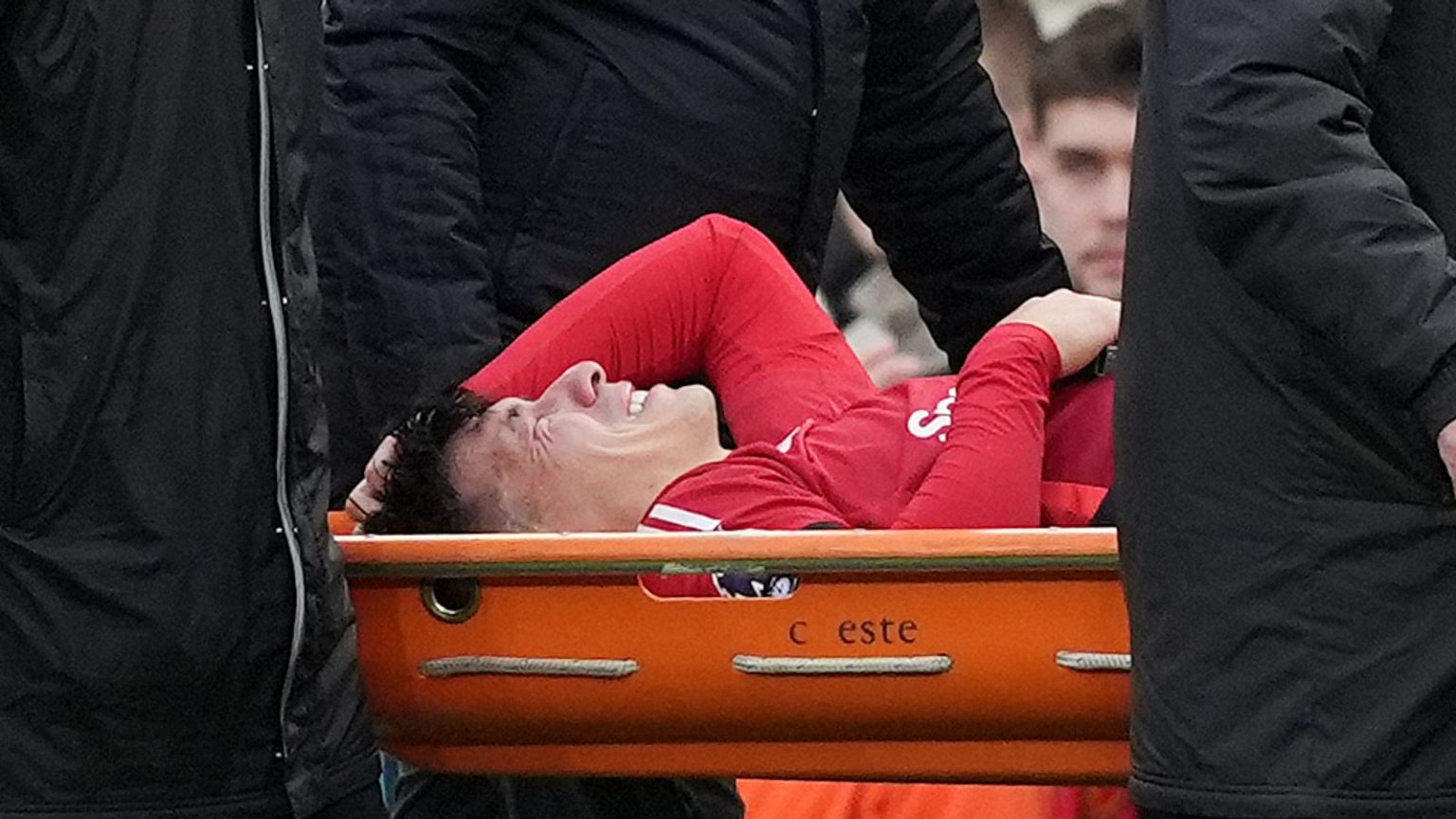 Lisandro Martinez Injury: Bek Manchester United kemungkinan akan melewatkan sisa musim ini setelah cedera ligamen cruciate | Berita sepak bola