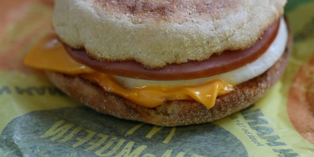 McDonald’s menolak biaya telur ekstra, menawarkan kesepakatan McMuffin $ 1