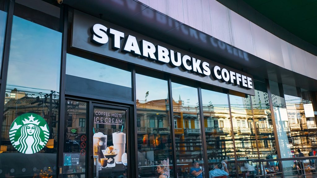 Pelanggan Starbucks di seluruh AS dalam Desain Piala Baru Perusahaan