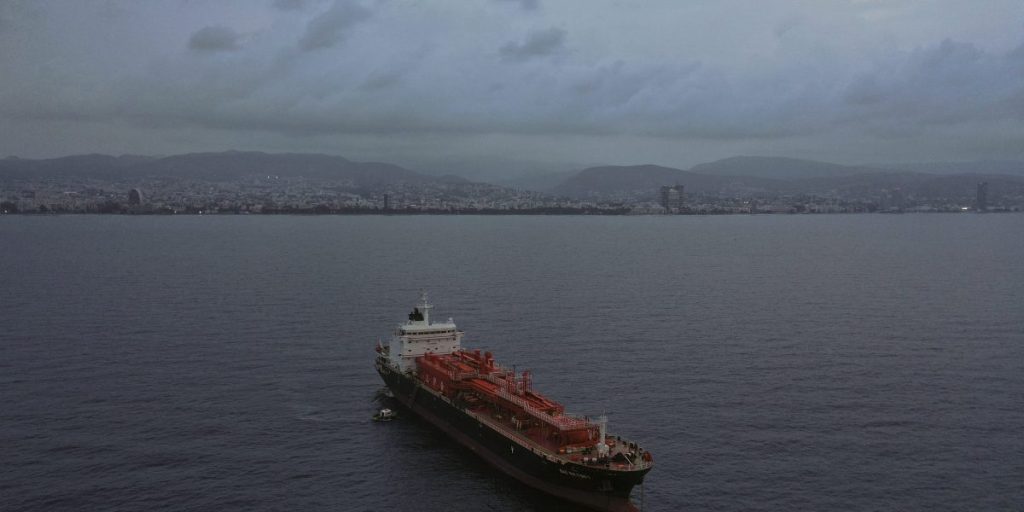 Tanker minyak diguncang oleh ledakan misteri setelah perjalanan ke Rusia