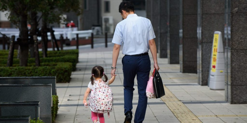 Tokyo beralih ke minggu kerja 4 hari dalam upaya putus asa untuk membantu Jepang melepaskan gelar ‘populasi tertua dunia’ yang tidak diinginkan