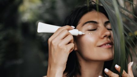 5 Rekomendasi Sunscreen Delangan Efek Tone-Up, Bikin Wajah Cerah Tanpa Makeup