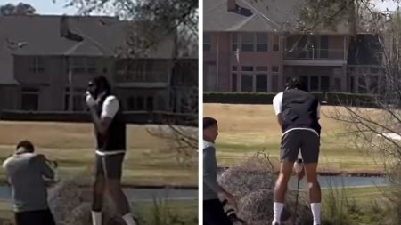 Anthony Davis hits lapangan golf di tengah pemulihan cedera