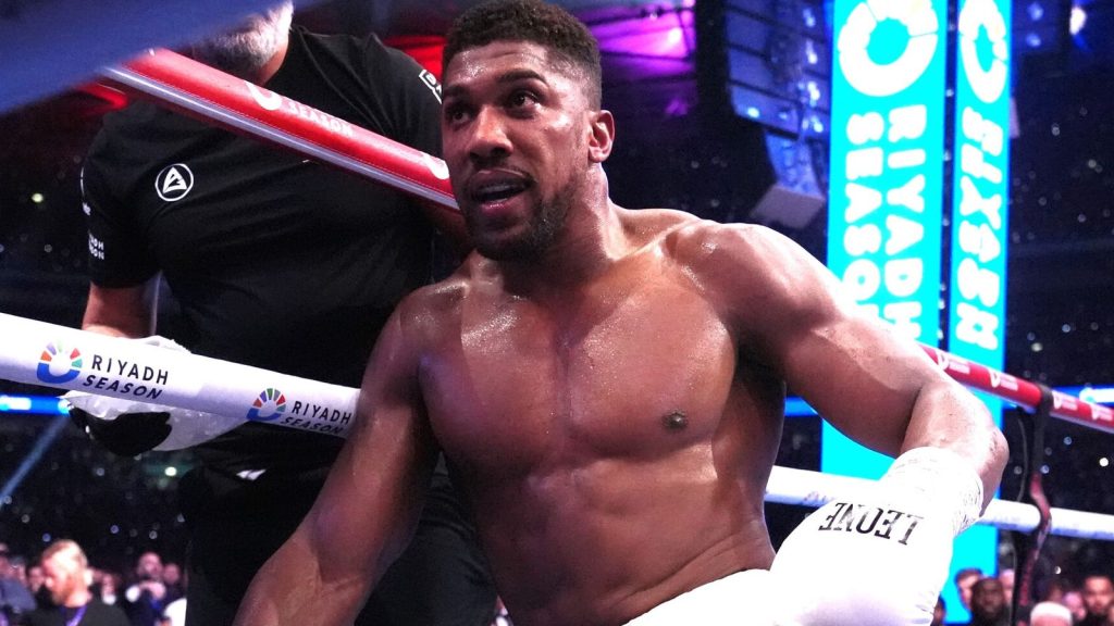 Anthony Joshua dapat berjalan langsung ke pertarungan besar meskipun ada kemunduran cedera, kata Frank Warren | Berita tinju