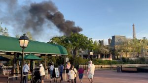 Api pecah di Epcot Walt Disney World saat asap gelap tertangkap kamera