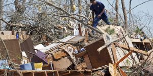 Badai yang melahirkan tornado, badai debu dan kebakaran hutan yang menewaskan sedikitnya 39 orang pindah ke AS timur