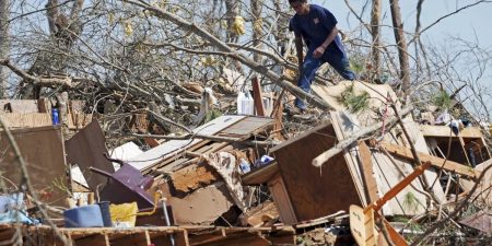 Badai yang melahirkan tornado, badai debu dan kebakaran hutan yang menewaskan sedikitnya 39 orang pindah ke AS timur