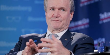 Brian Moynihan mengatakan konsumen berada dalam situasi ‘klasik’ mengkhawatirkan uang tetapi terus membelanjakan