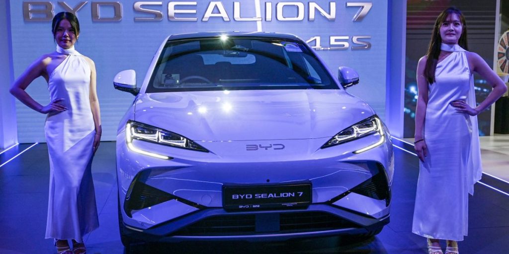 Byd melihat penjualan melambung lebih dari setengahnya ketika Tesla terhambat oleh model y yang meluncurkan