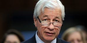 CEO JPMorgan Jamie Dimon mengatakan dia akan tetap menjadi CEO beberapa tahun lagi – dan berjanji ‘No Sumpteing This This’ di Balai Kota Terbaru