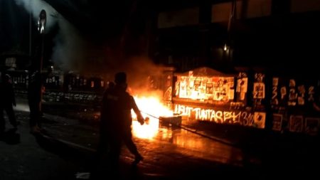 Demo Tolak Ruu Tni Ricuh, Pos Satpam Dan Gudang Arsip Dprd Kota Malang Terbakar