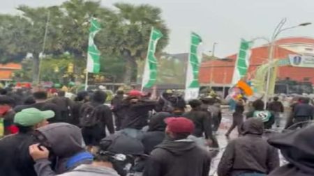 Demo Tolak uu tni di Surabaya Ricuh, Massa Lempari Aparat Dipukul Mundur Cannon