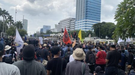 Demonstran Yang Tolak Pengesahan Uu Tni di DPR Persoalkan Tambahan Jabatan Militer Di Sipil