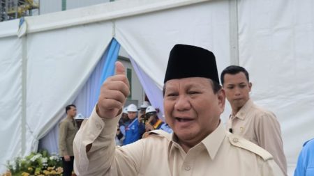 Ditanya Polemik Ruu Tni, Prabowo Cuma Acungan Jempol