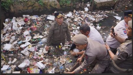 Ditegur Gubernur Dedi Mulyadi, Wali Kota Depok Langsung Nyemplung Kali Angkut Sampah