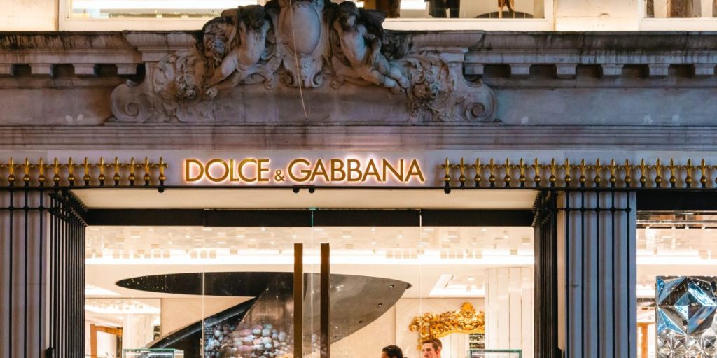 Dolce & Gabbana terlihat melampaui mode untuk melindungi kemerdekaan