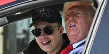 Elon Musk berjanji untuk menggandakan produksi mobil Tesla di AS dalam upaya untuk meningkatkan kekayaan Trump – dan miliknya sendiri