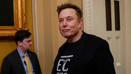 Elon Musk memberi tahu para pekerja Tesla bahwa ‘terasa seperti Armageddon’ selama pertemuan semua tangan