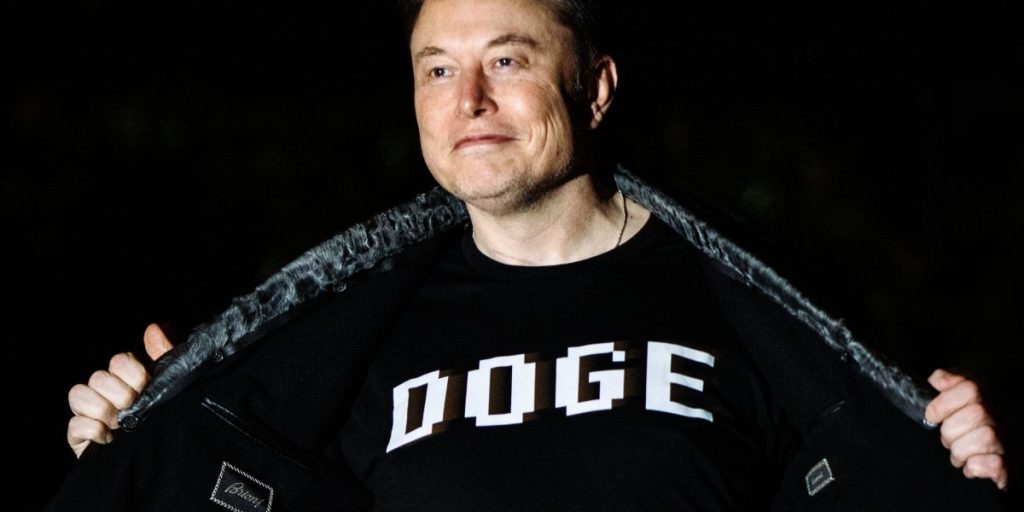 Elon Musk mengklaim protes anti-tesla sedang diserap oleh megadonor demokratis George Soros dan Reid Hoffman