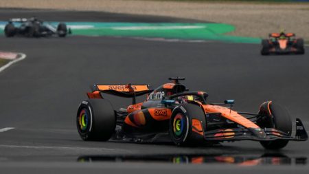 GP Cina: Oscar Piastri mengalahkan Lando Norris di McLaren dominan satu-dua dengan Lewis Hamilton di urutan keenam untuk Ferrari | Berita f1