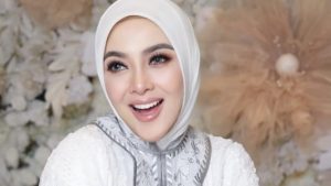 Gaya Makeup Flawless Ala Syahrini, Cocok Ditiru Unkel Lebaran