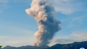 Gunung Dukono Erupsi Semburkan Abu Vulkanik 3.000 Meter Dari Puncak