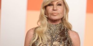 Kepala Kreatif Donatella Versace untuk mundur di Versace di tengah spekulasi pengambilalihan prada