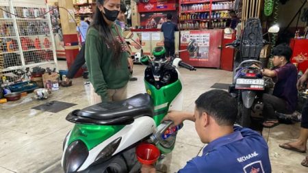 Kerusakan Yang Mengintai Setelah Oli Mesin Motor Tercampur Air