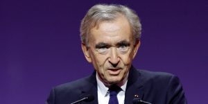 LVMH ingin mendaki batas usia pensiun CEO menjadi 85, membuka jalan bagi Bernard Arnault untuk memimpin perusahaan selama dekade lain